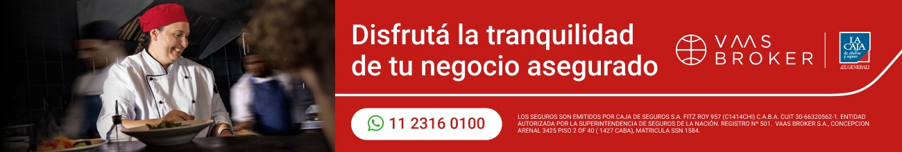 LaCaja_AAMFBanners_HOMEWeb_1300x220 (1) Smiling female chef in a white uniform and red hat cooking in a busy kitchen; on the right, a red ad banner with the slogan 'Disfrutá la tranquilidad de tu negocio asegurado' and VAAS BROKER logos.